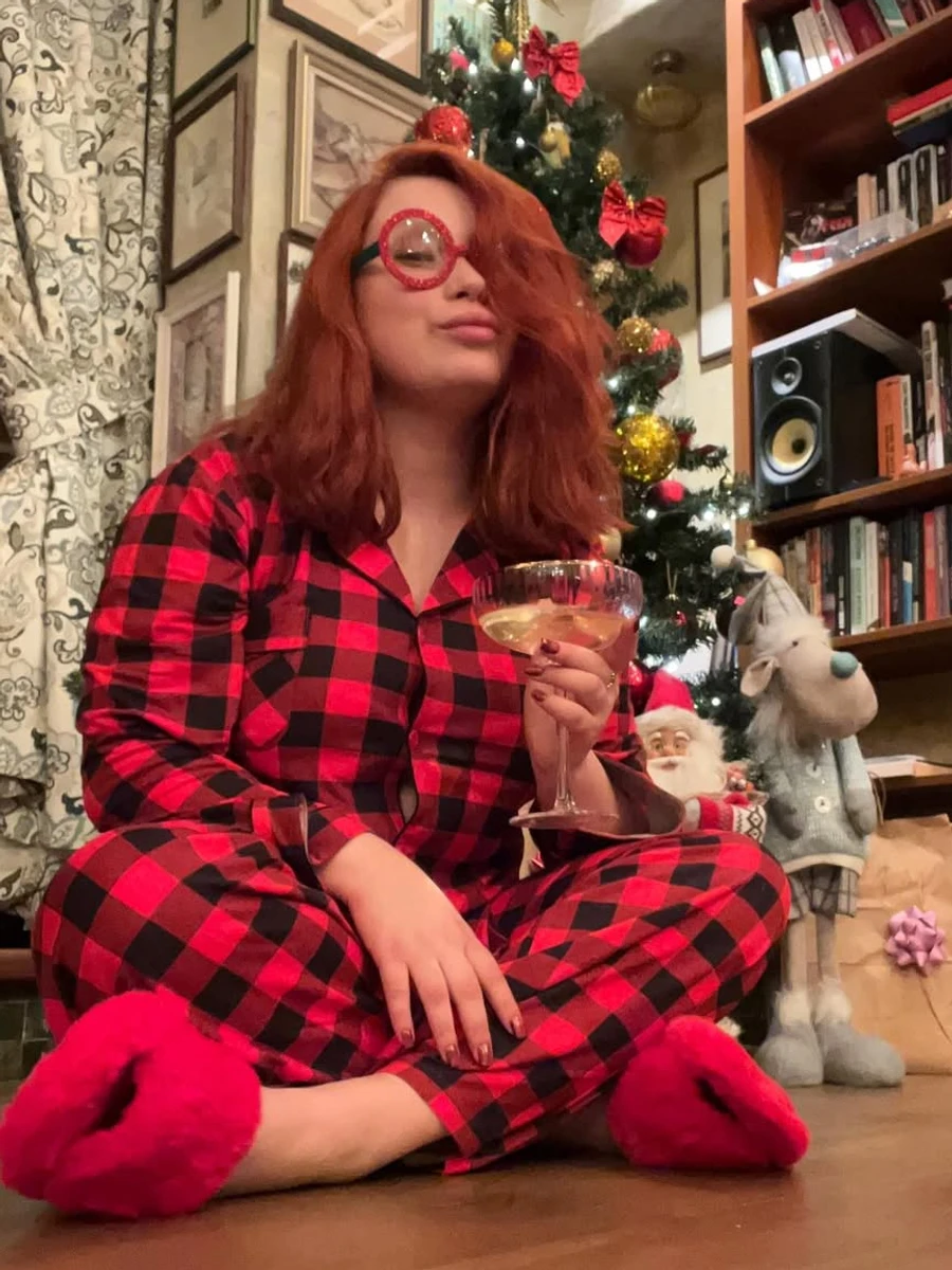 Дівчина Ступки у піжамі та з келихом знялася коло ялинки