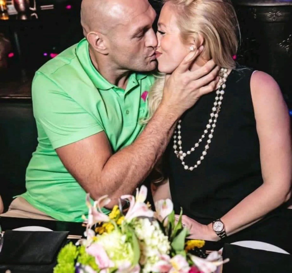 Тайсон Ф'юрі ефектно поцілував дружину на фото