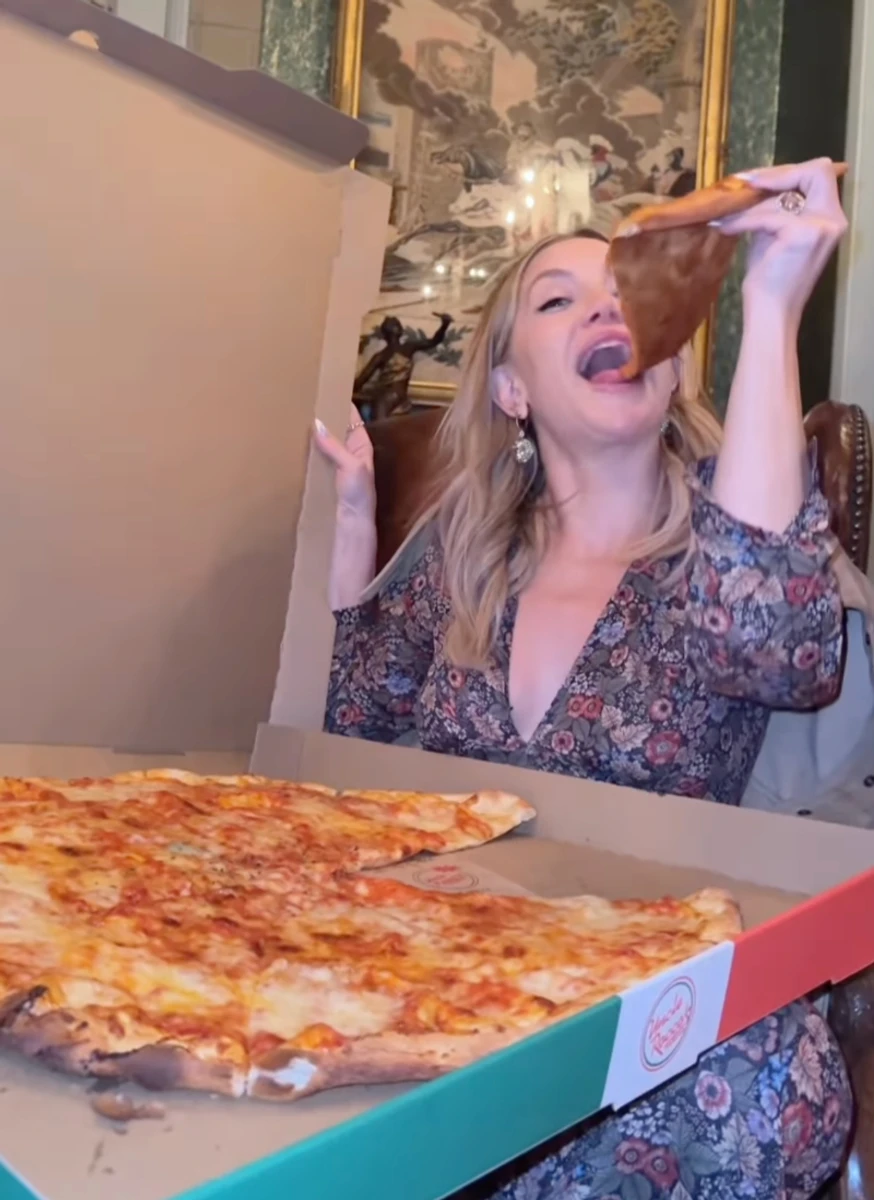 Кейт Хадсон поласувала піцою після івенту