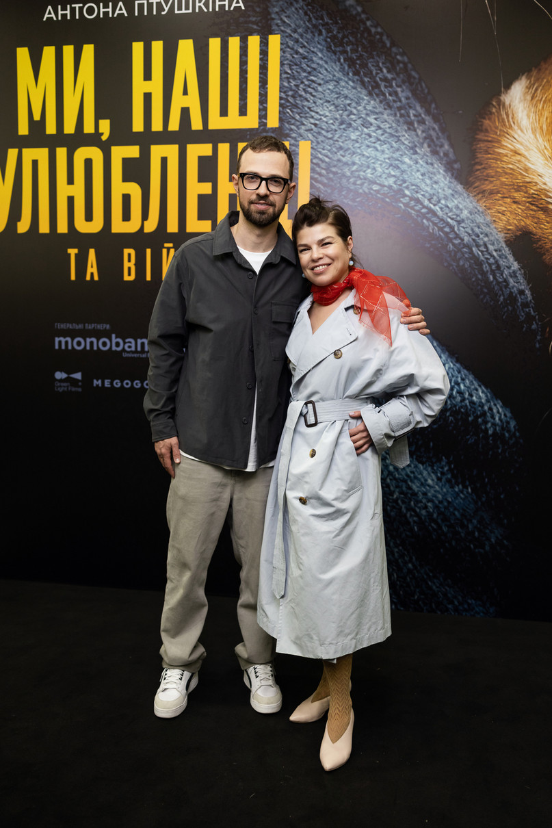 Режисерка Тоня Ноябрьова вбралася в елегантний тренч та кокетлевий шарфик