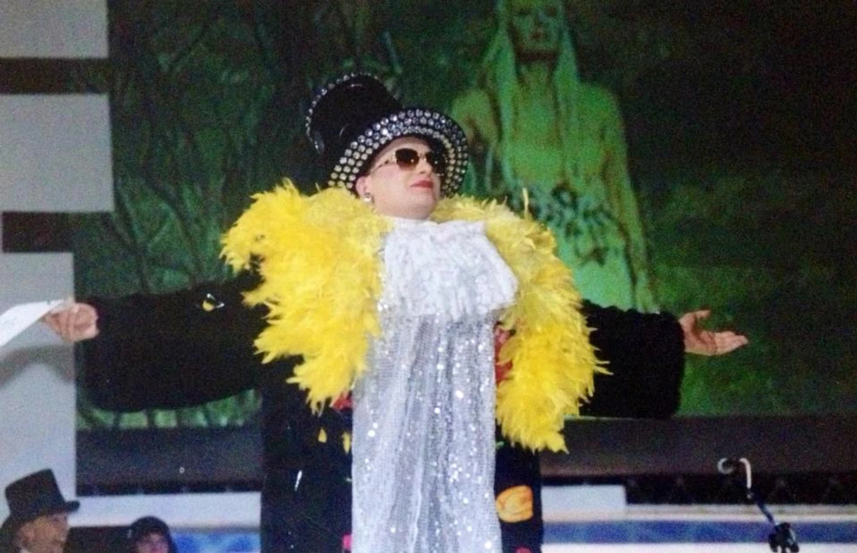 Об'ємні капелюхи та пір'я - без цього Вєрка ні ногою на сцену