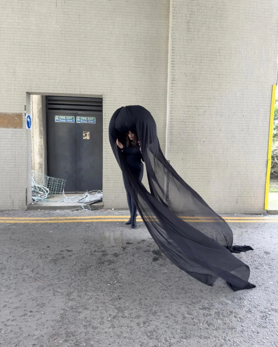 Моніка Белуччі у чорному