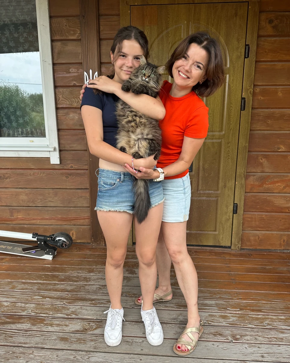 Падалко з молодшою донькою і котом