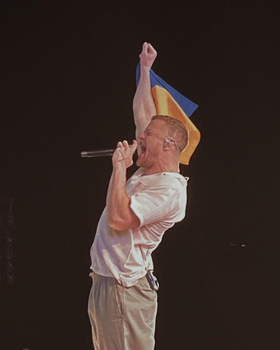 Співак Ден Рейнольдс з українським прапором