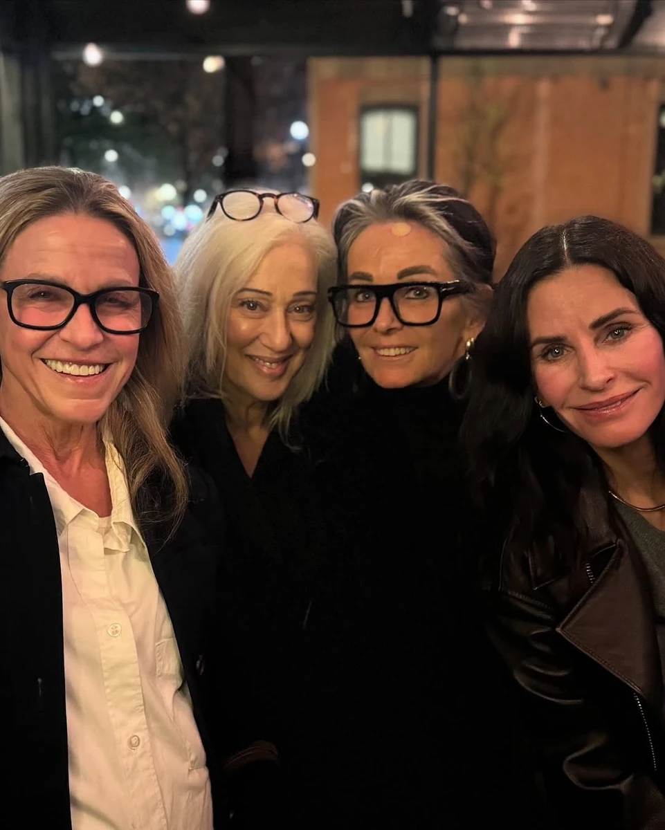 Кортні Кокс у стильному луці показалася з друзями