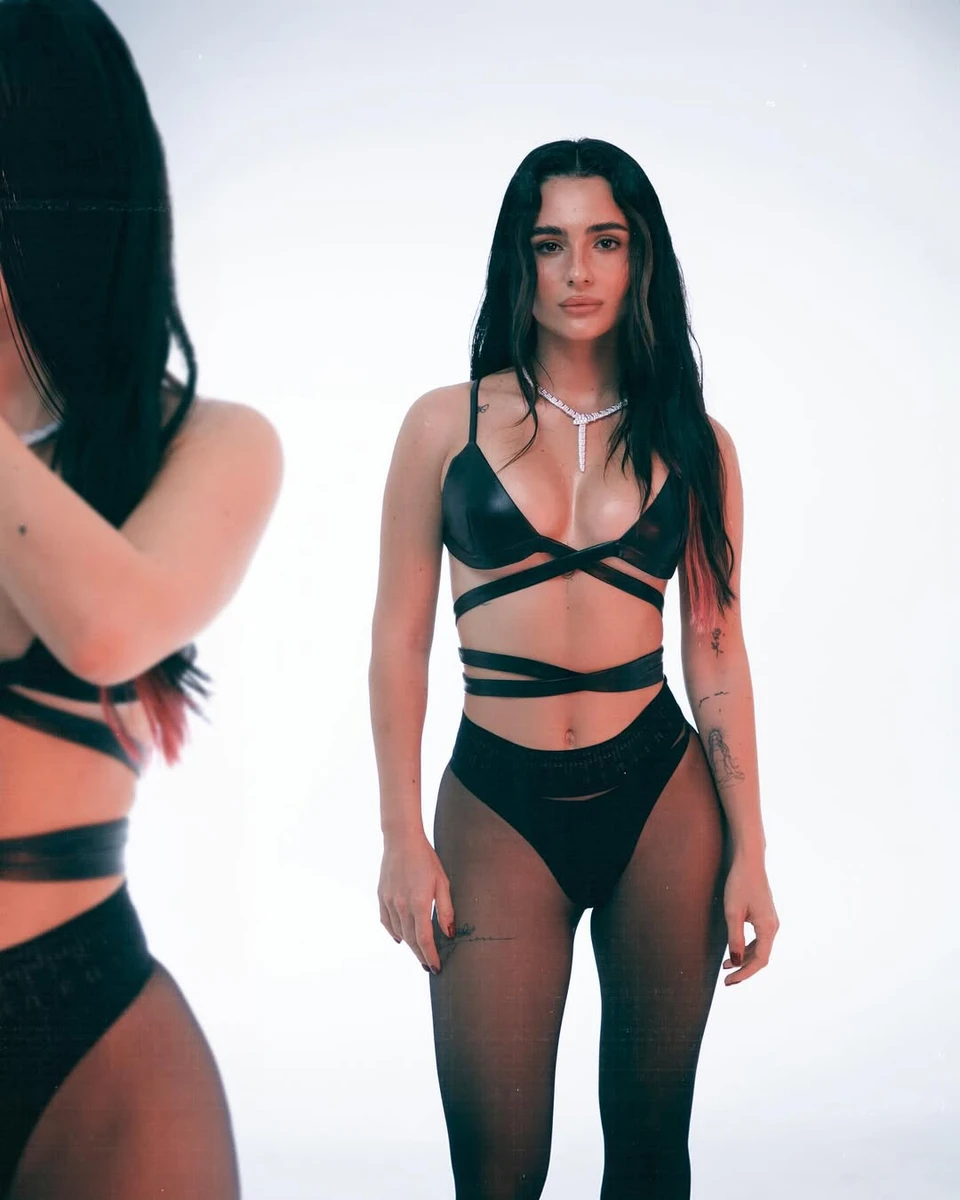 Анна Трінчер знялася у чорній білизні