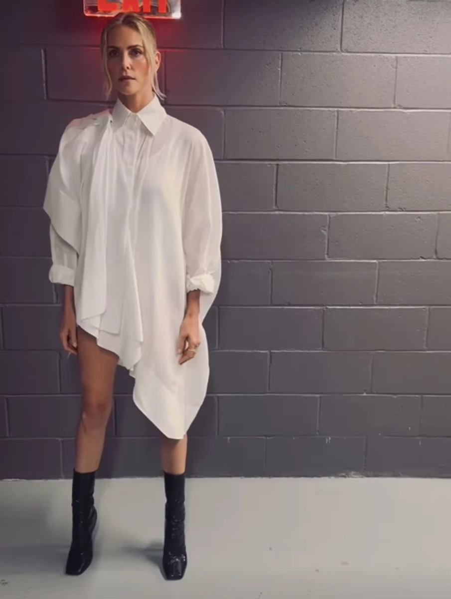 Шарліз Терон у сорочці показала стрункі ніжки