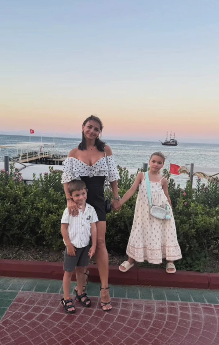 Ілона Гвоздьова у шортах знялася на тлі моря за руку з дітьми