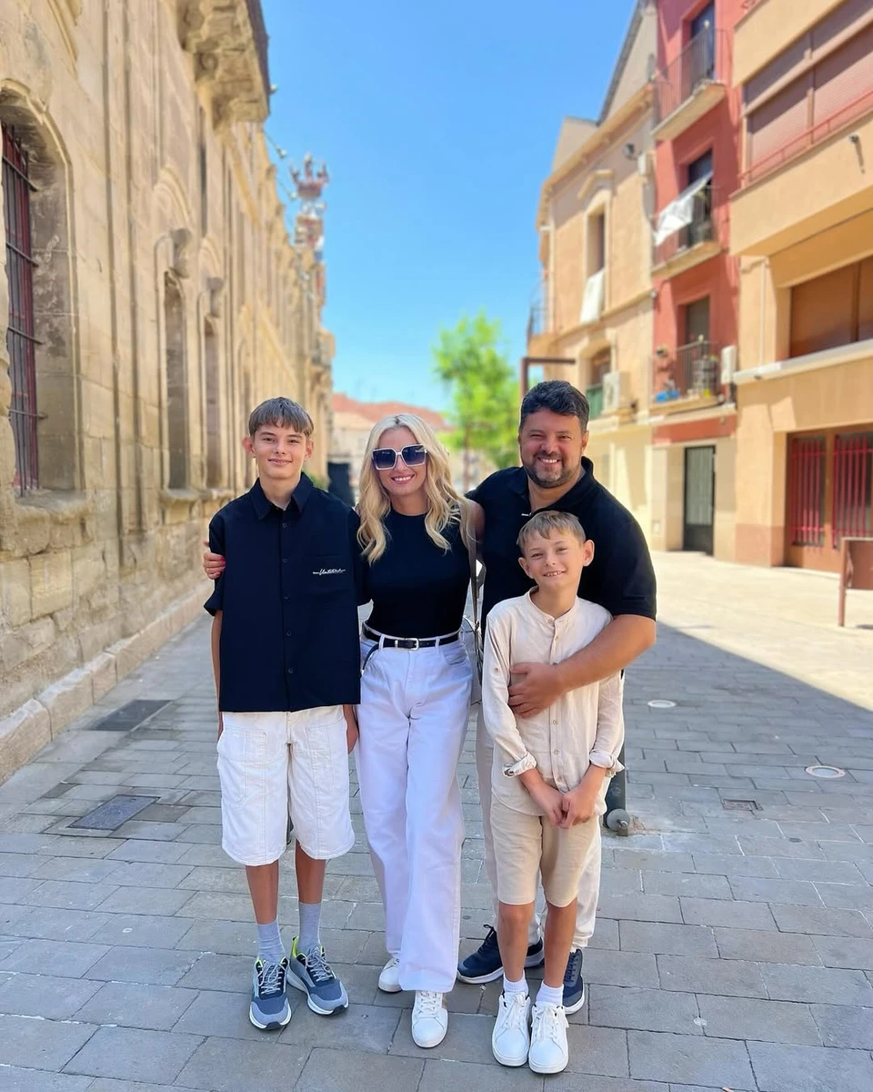 Ірина Федишин з чоловіком і дітьми попозувала в Барселоні