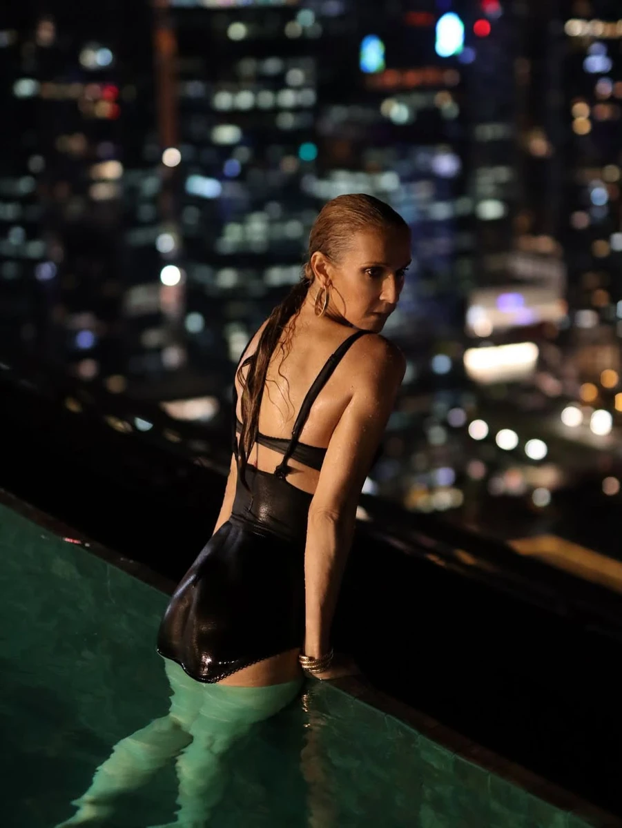 Селін Діон у купальнику попозувала в басейні на тлі міста