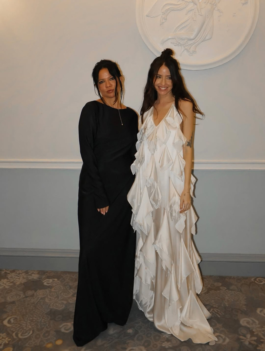 Ірина Горова в ошатній чорній сукні попозувала на концерті Дорофєєвої