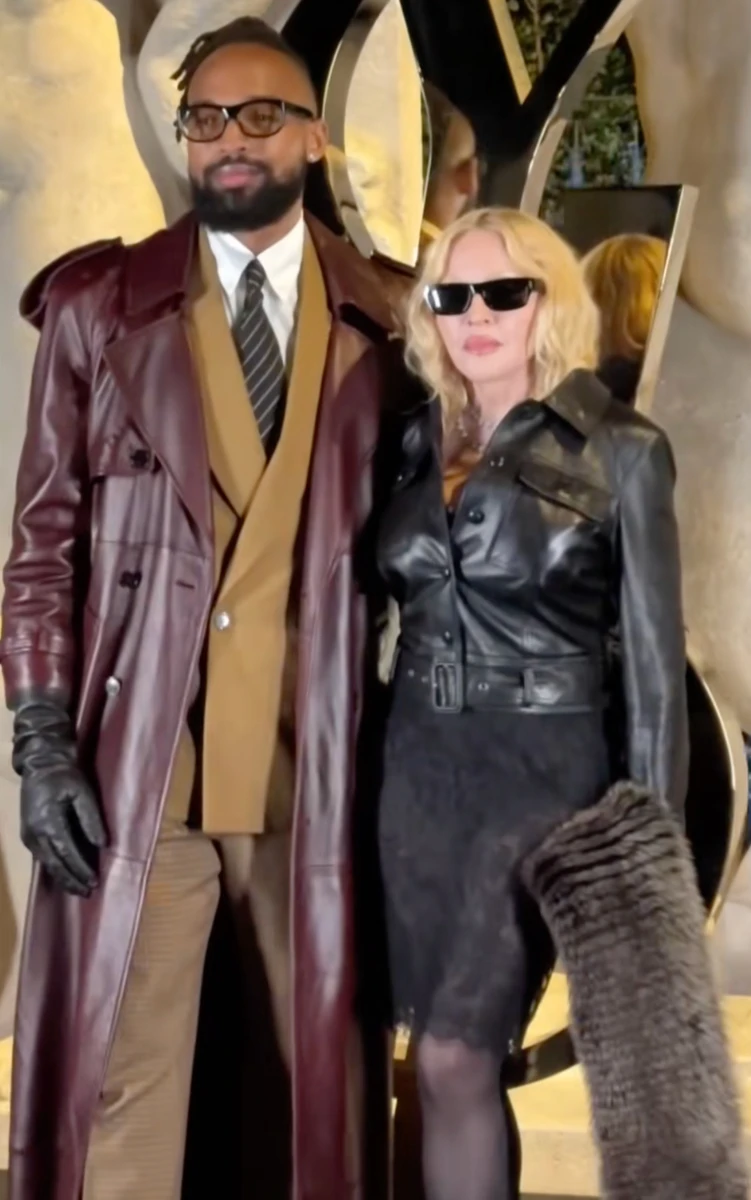 Мадонна та її бойфренд ефектно попритулялися на показі Saint Laurent в Парижі