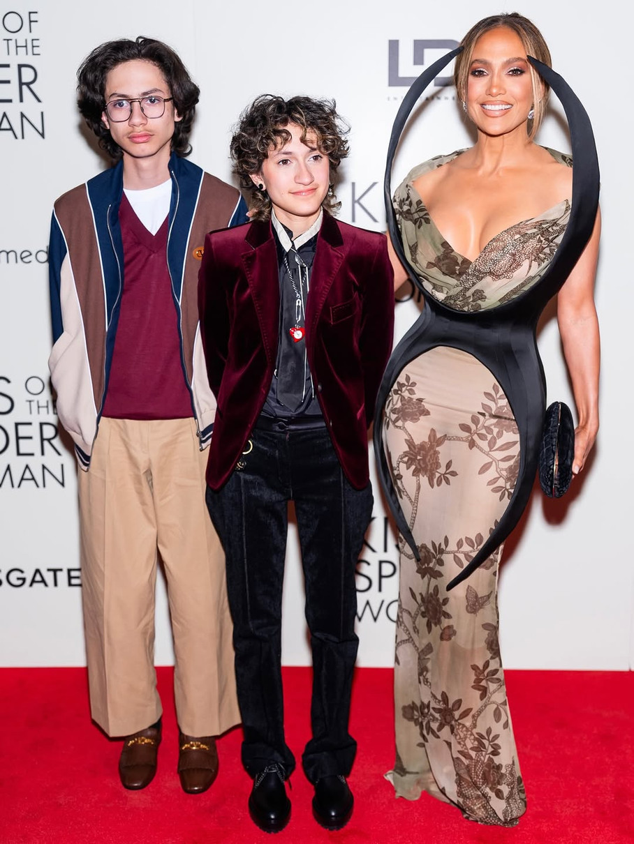 Дженніфер Лопес з вдома дітьми ефектно попозували на кінопрем'єрі