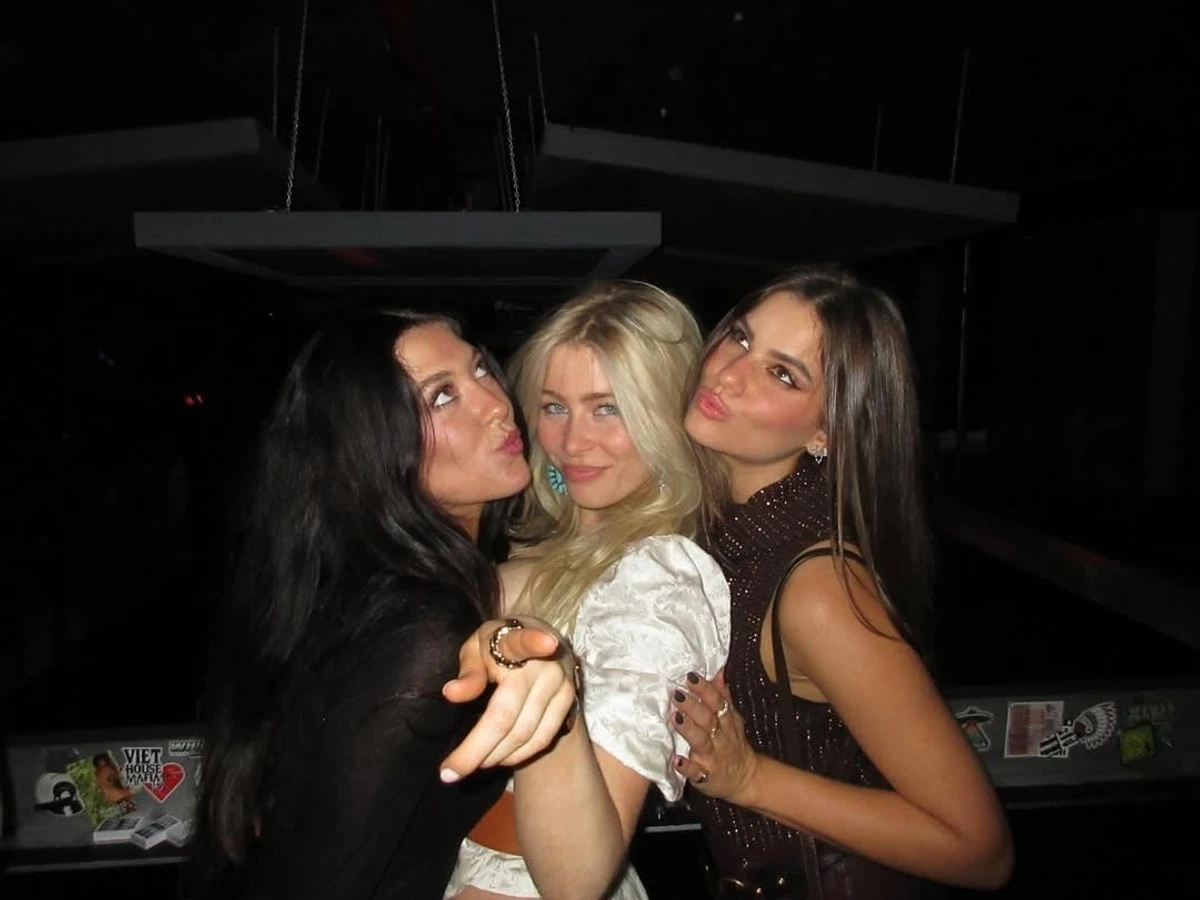 Дівчата розважилися і наробили фото 