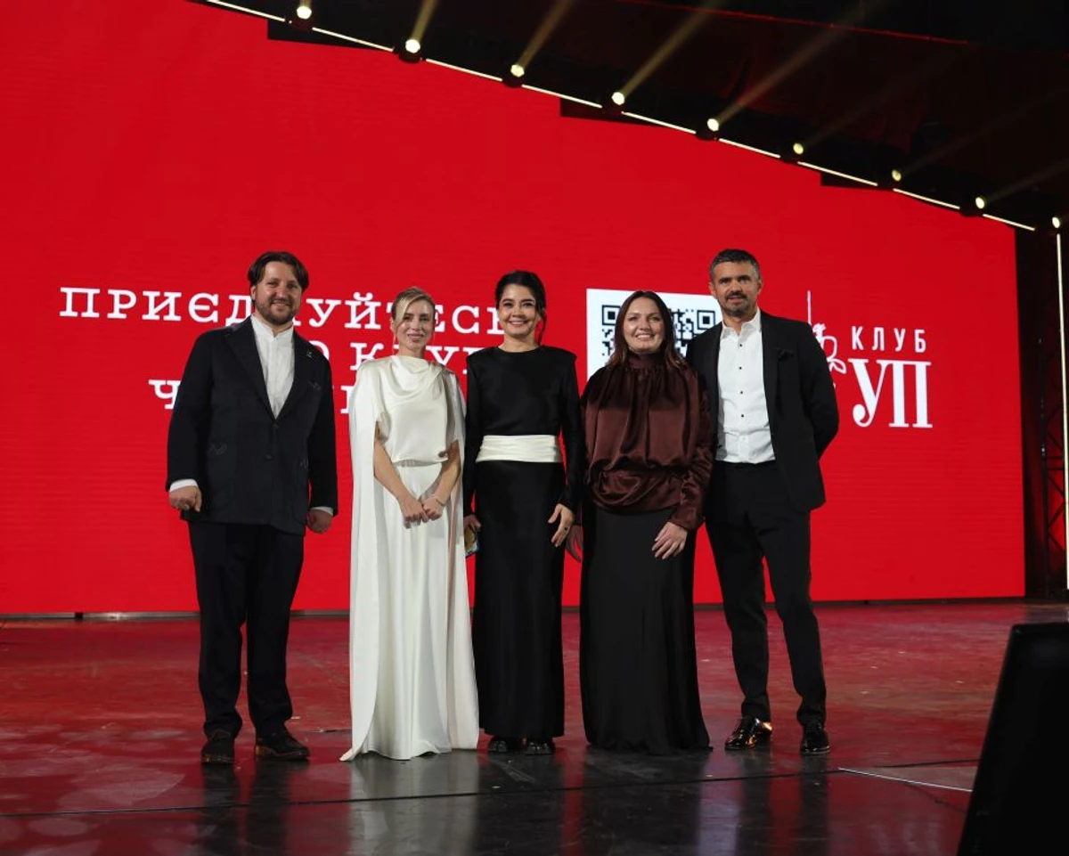 Ведучі цьогорічної церемонії Роман Романюк, Оксана Лебедєва, Севгіль Мусаєва, Мирослава Гонгадзе та Ігор Ліскі 