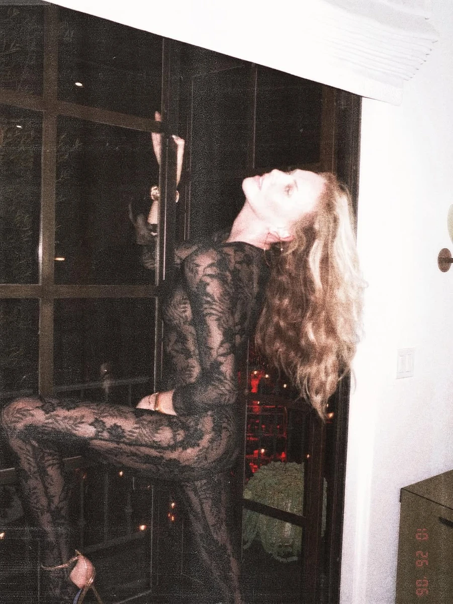 Шарліз Терон в образі Джеррі Холл