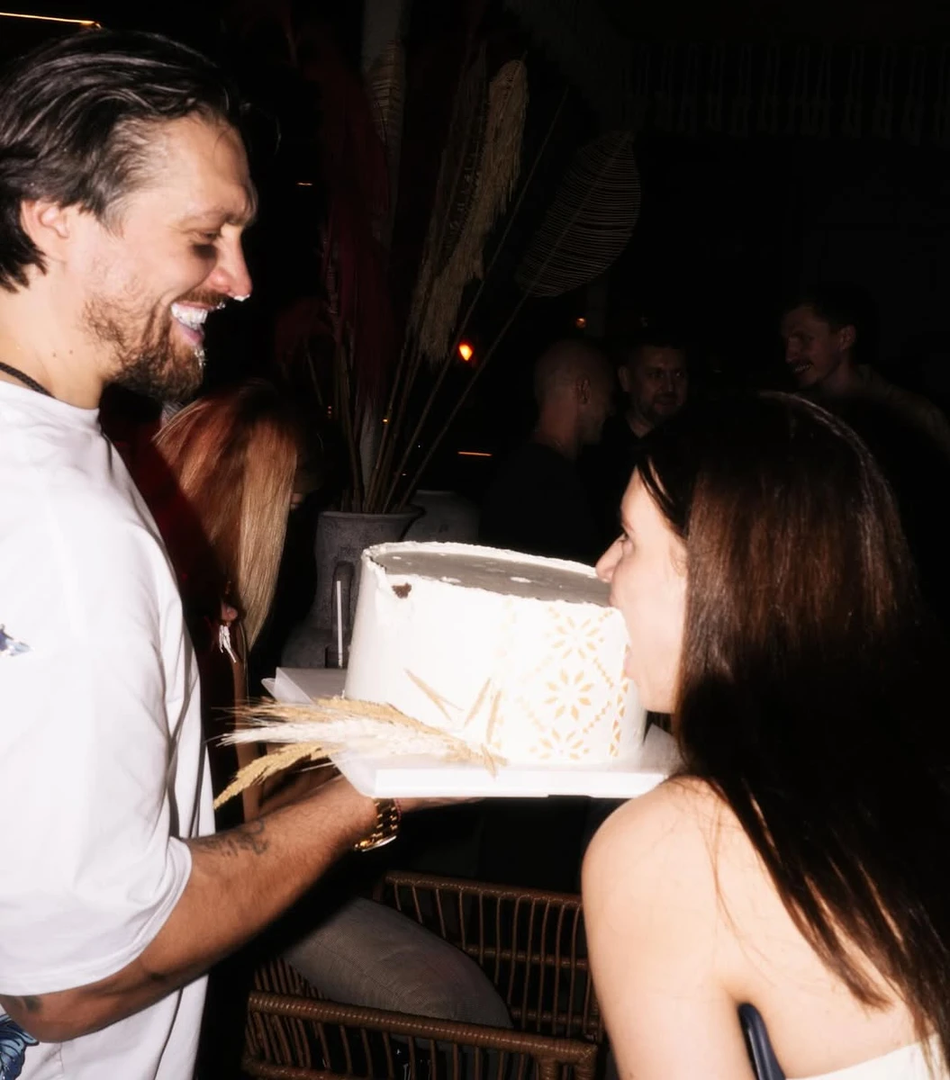 Олександр Усик погрався своїм тортом на 39-річчя разом із коханою