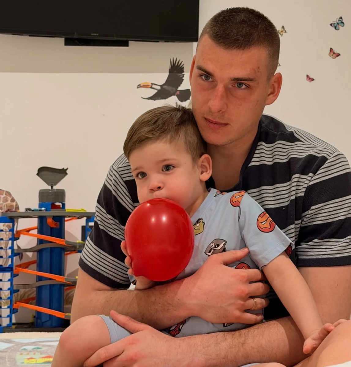 Дружина Андрія Луніна привітала його з 27-річчям милим фото з сином