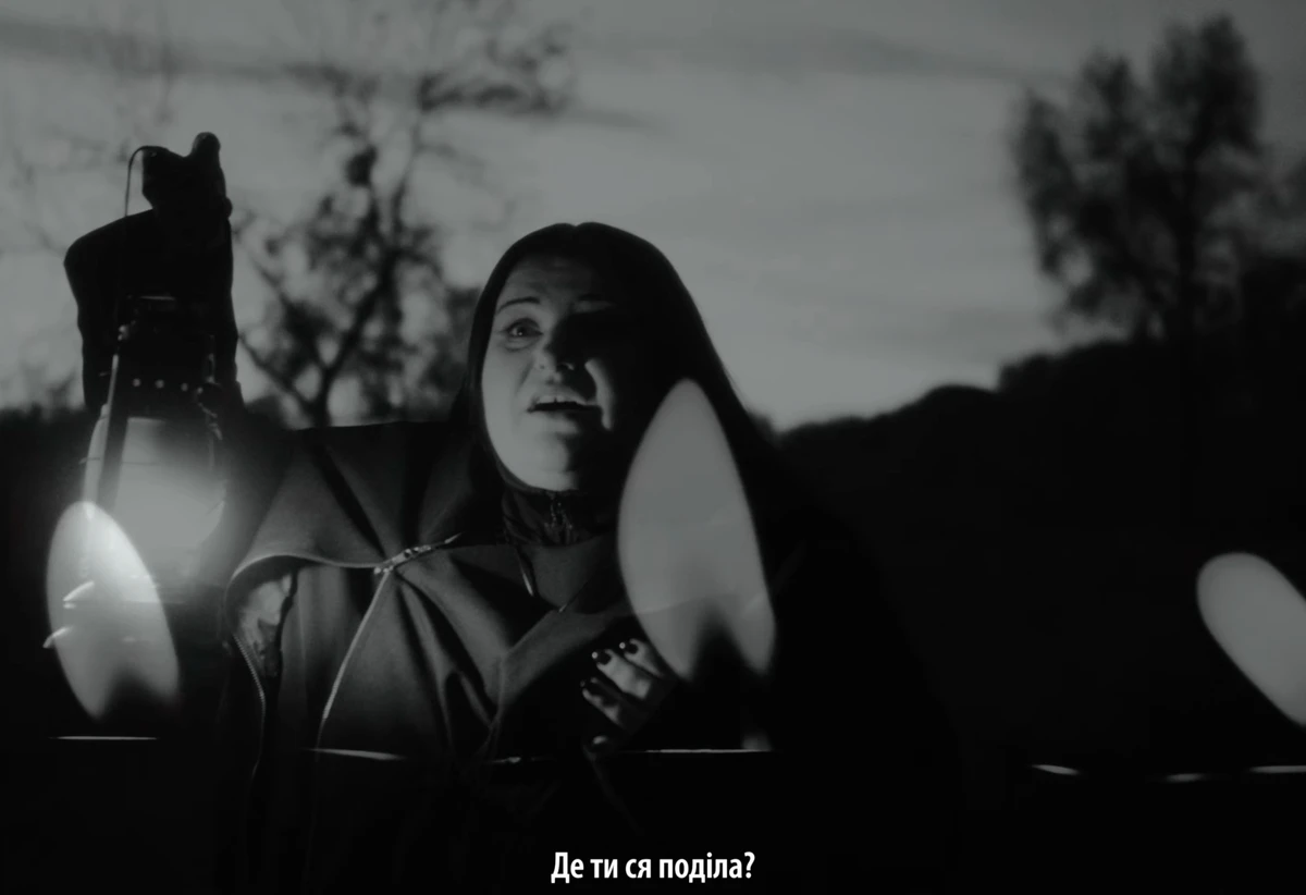 Альона Альона серед свічок виконала пісню-присвяту загиблим