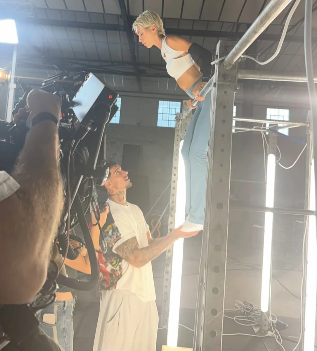 Донька Джуда Лоу позвисала на турніку для ефектних фото