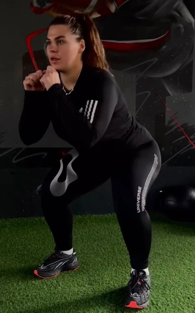 Олександра показала, зокрема, присідання