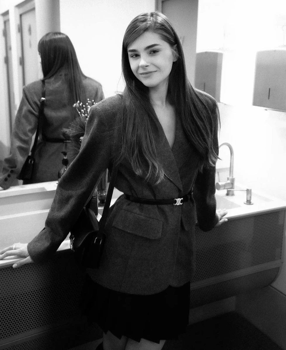 Катю рідко можна побачити без телефону зі спалахом у відображенні в дзеркалі