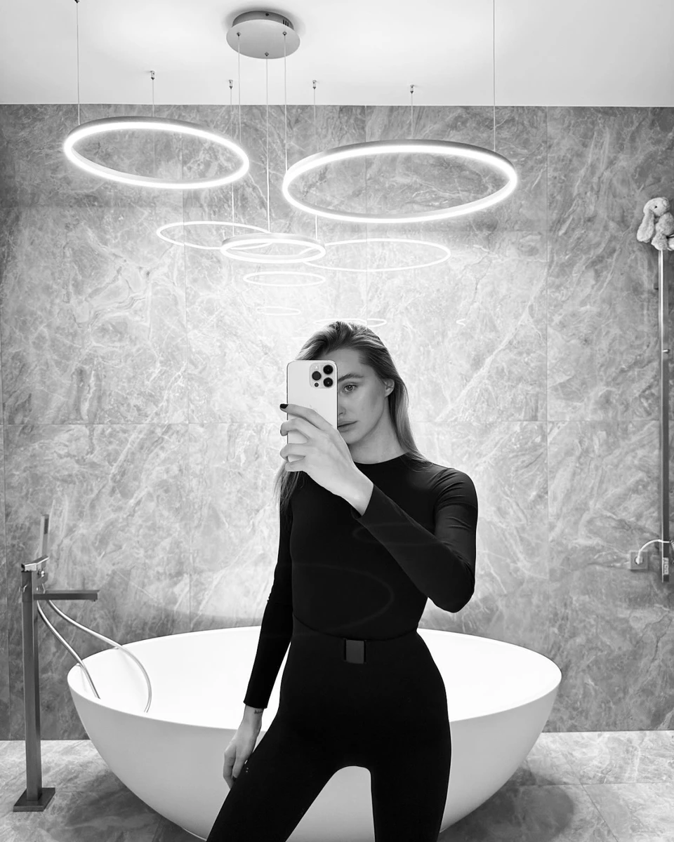 Цікаво, чи вставала за цю поїздку Алла на лижі?