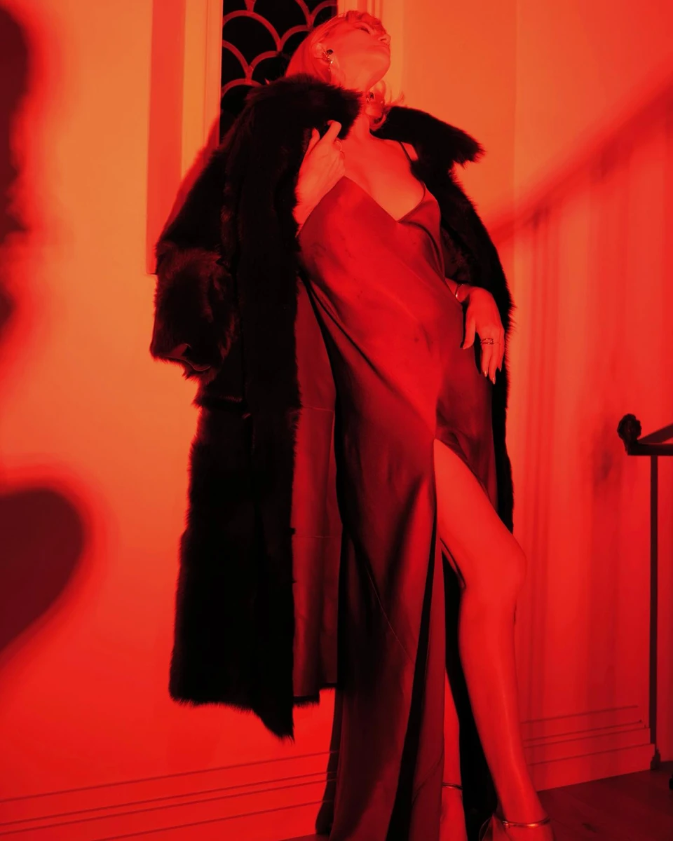 Фотограф пограв з кольором і освітленням, щоби відтворити дієгетичний простір