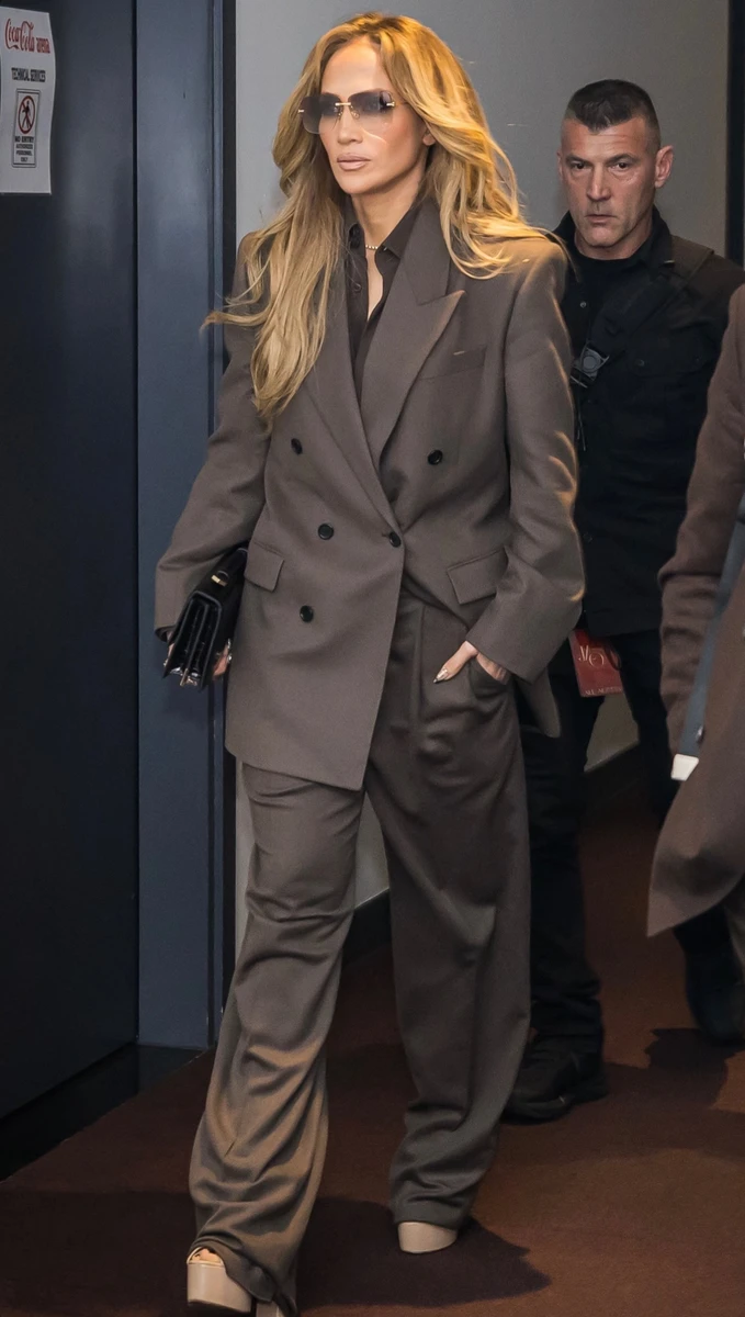 Дженніфер Лопес сфотографувалась у шоколадному костюмі