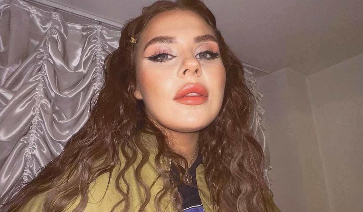 Олександра Заріцька позує для фото