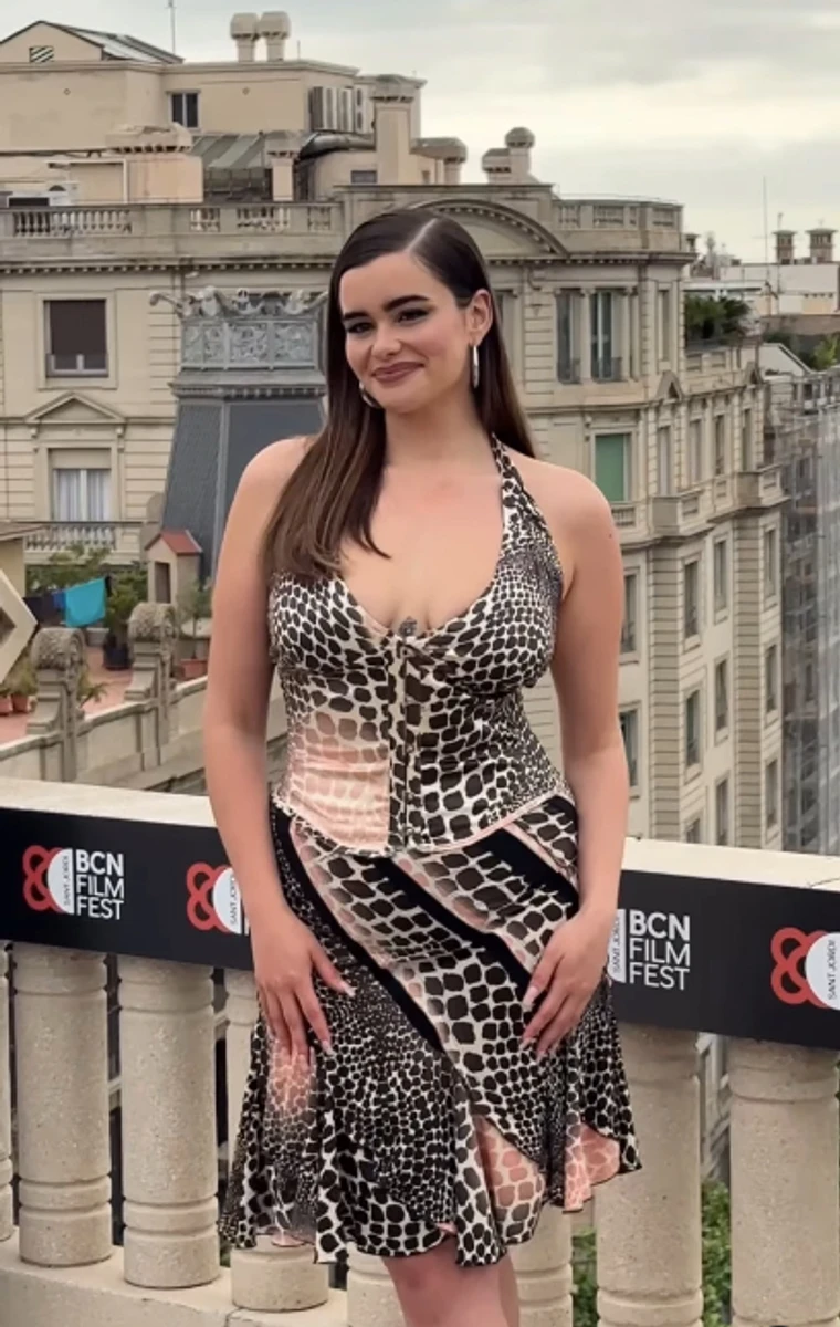 Барбі Феррейра засвітила декольте на балконі в Барселоні