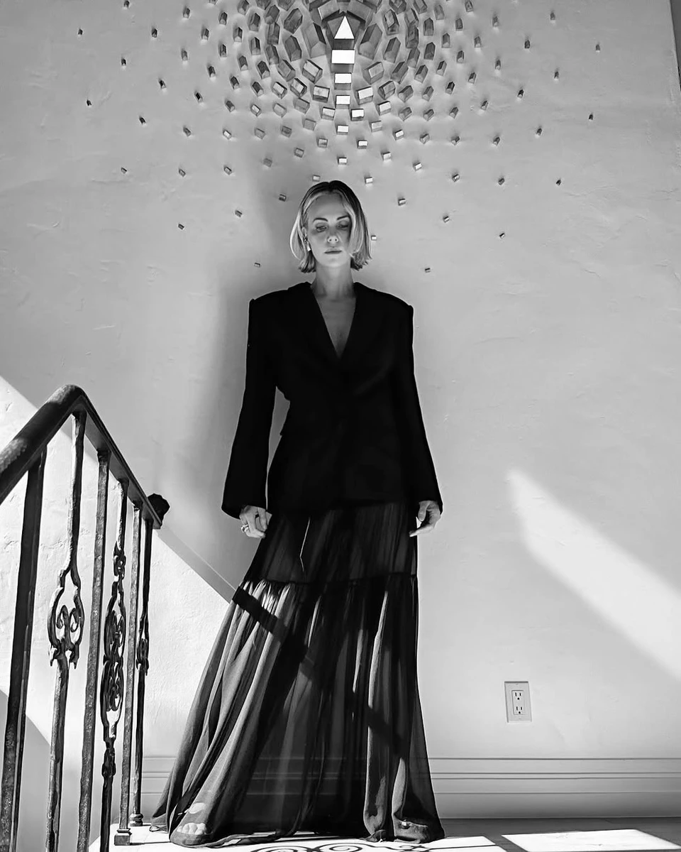 Шарліз Терон показалася в елегантній чорній спідниці