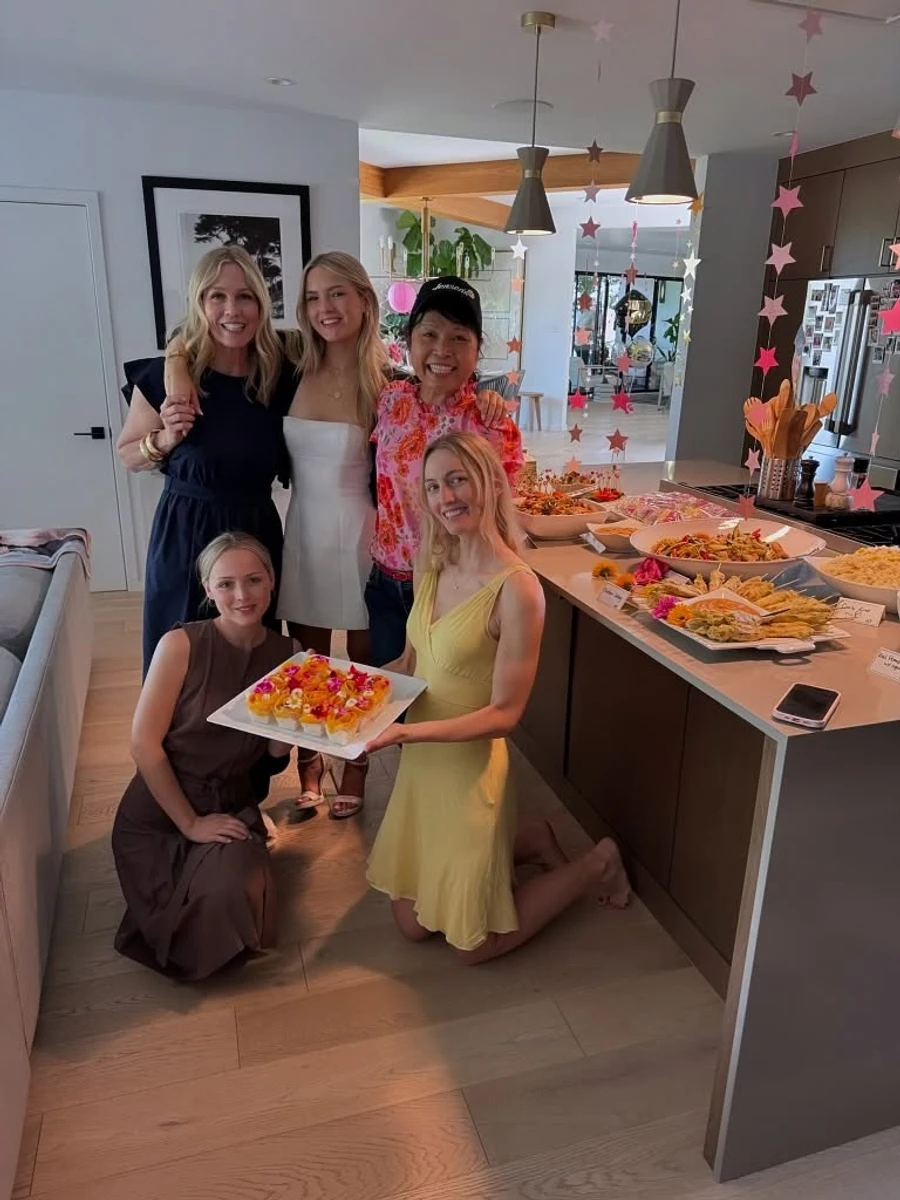 Дженні Гарт з дочками привітала молодшу дитину з випускним