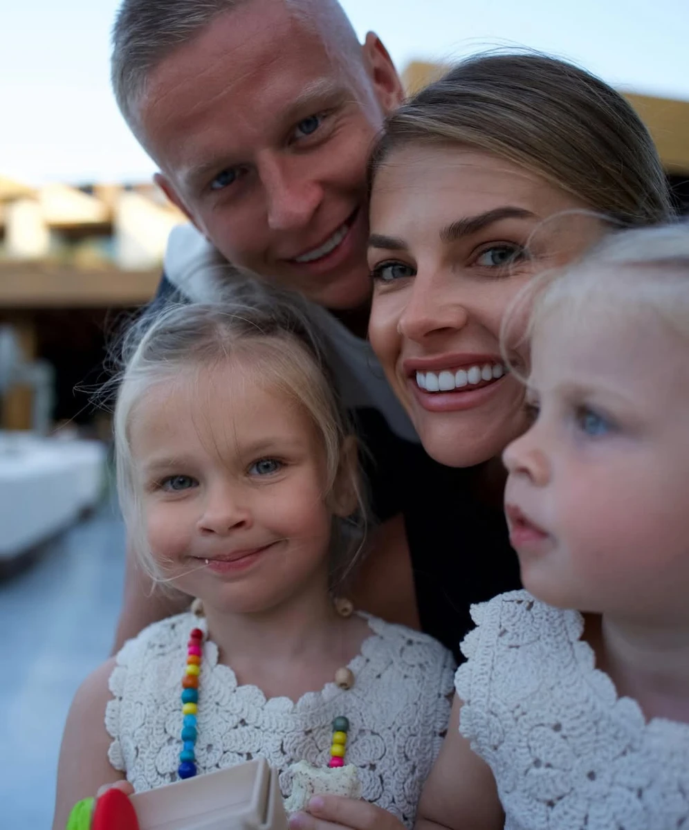 Олександр Зінченко з дружиною і доньками наробили милих фото