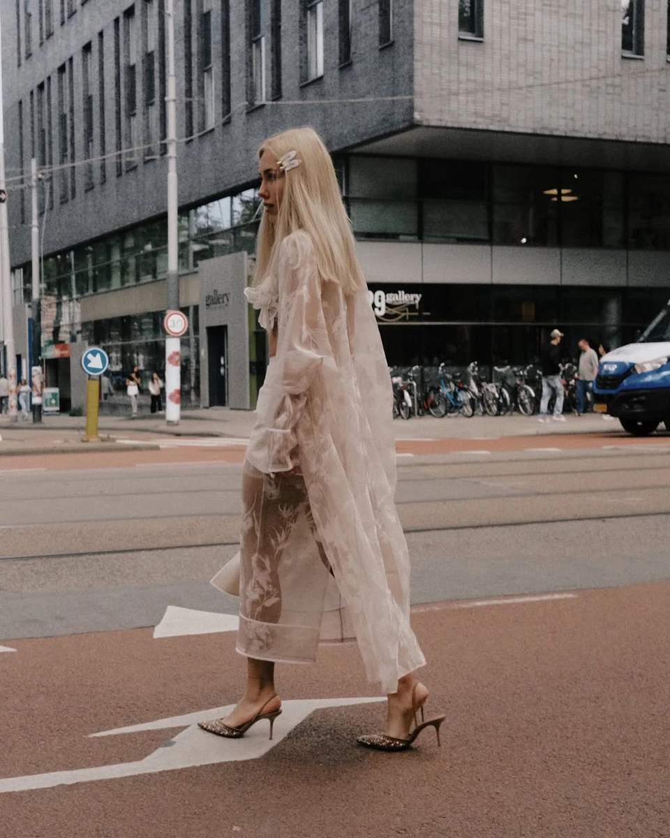 Даша Квіткова показала ніжки у прозорому луці в Нідерландах