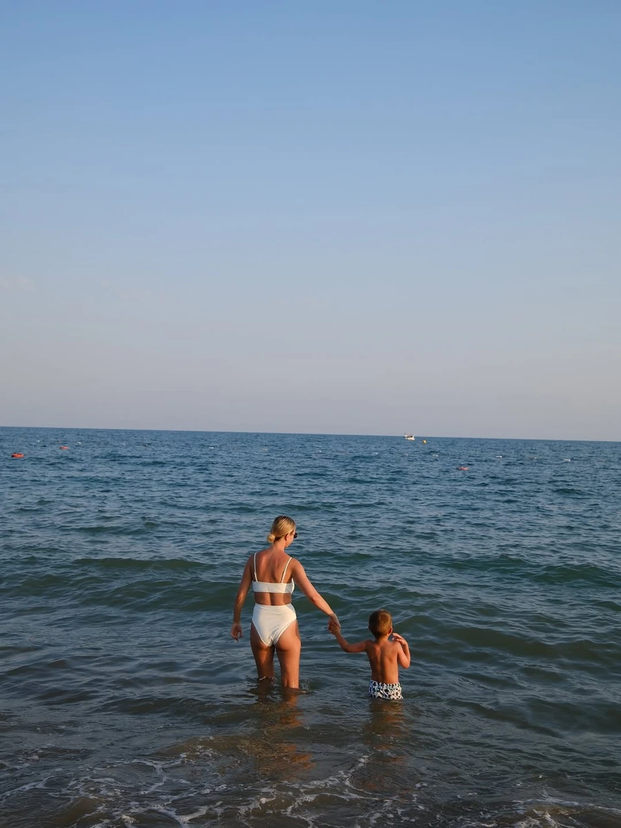 Дружина Павліка у купальнику похвалилася сідницями на морі