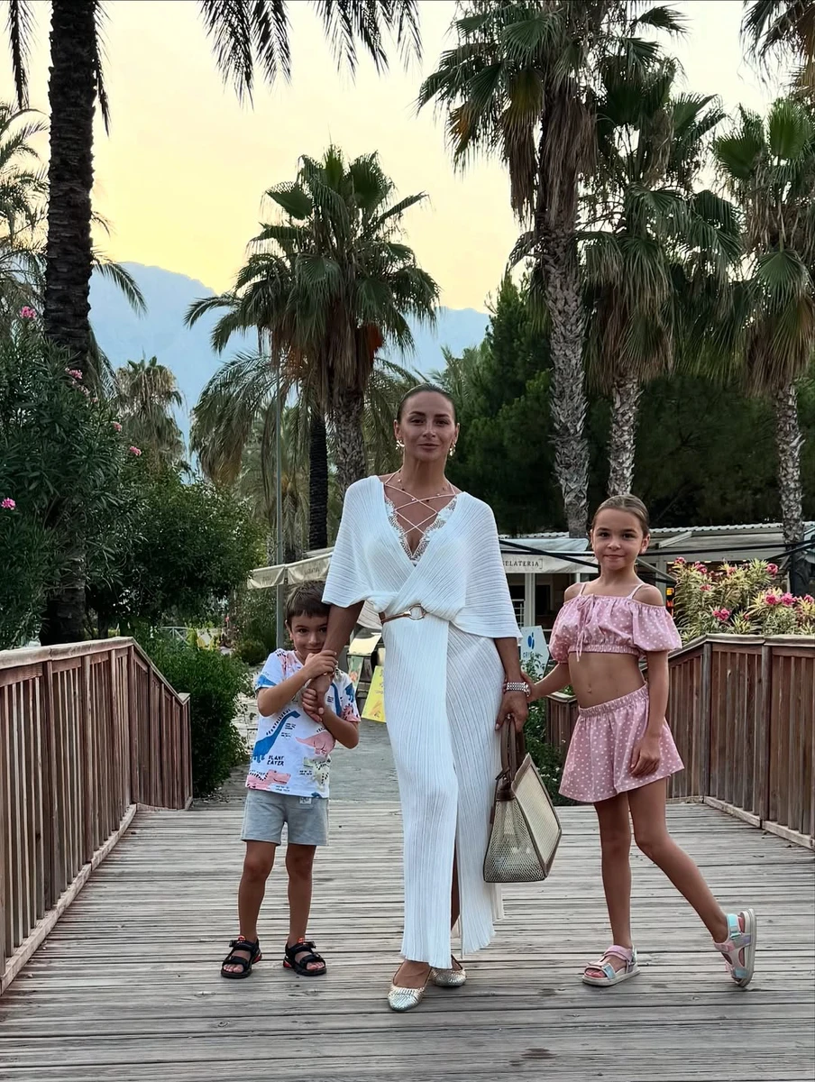 Гвоздьова з дітьми