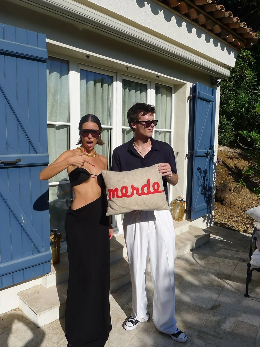 Син Бекхемів попозував з коханою у спокусливому луці