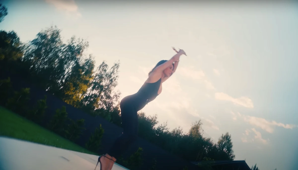 Злата Огнєвіч в обтислому комбінезоні потанцювала для кліпу