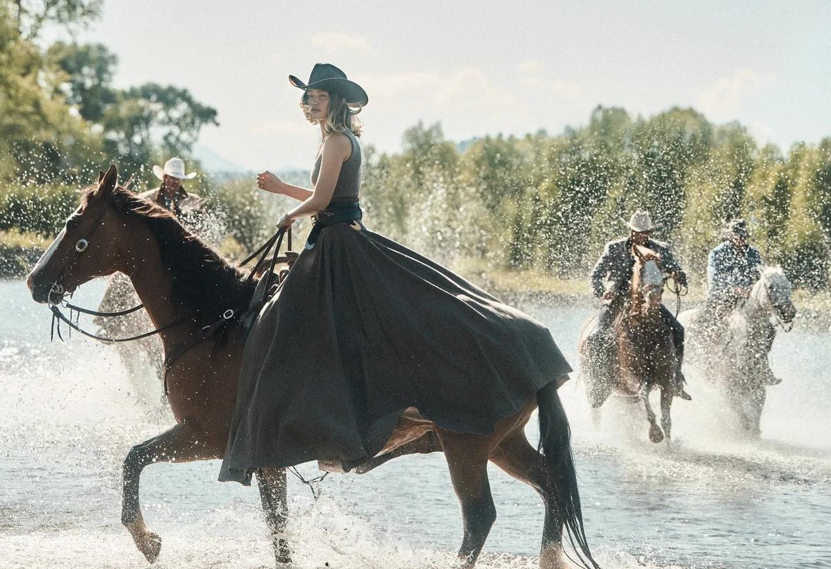 Джіджі Хадід у стильній сукні на коні попозувала на воді