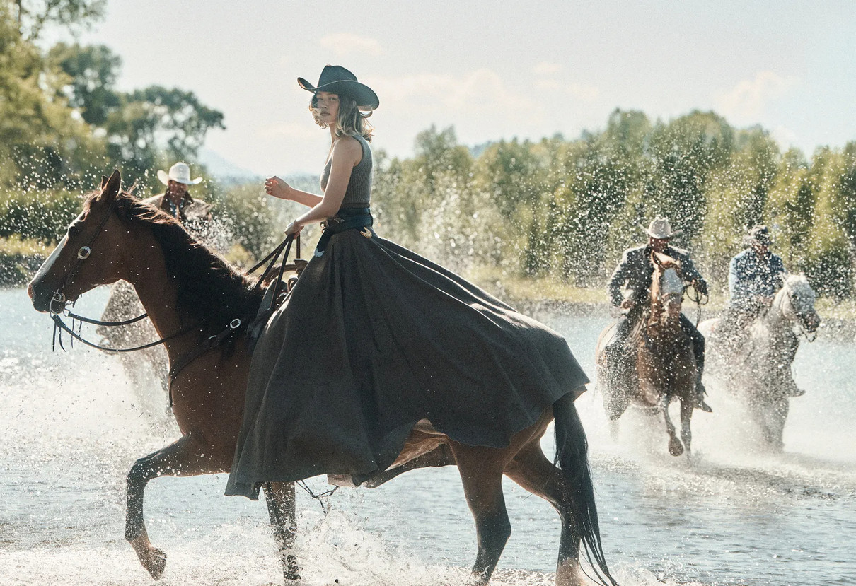 Джіджі Хадід у стильній сукні на коні попозувала на воді
