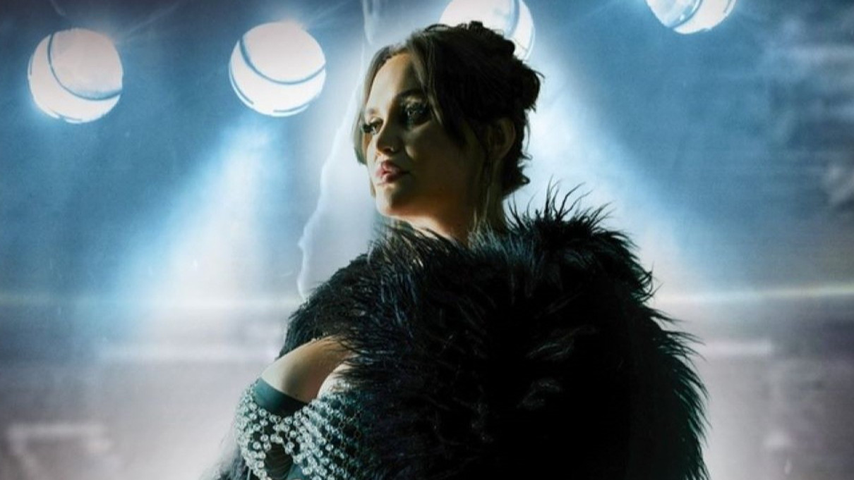 Алла Волкова позує із закинутою головою