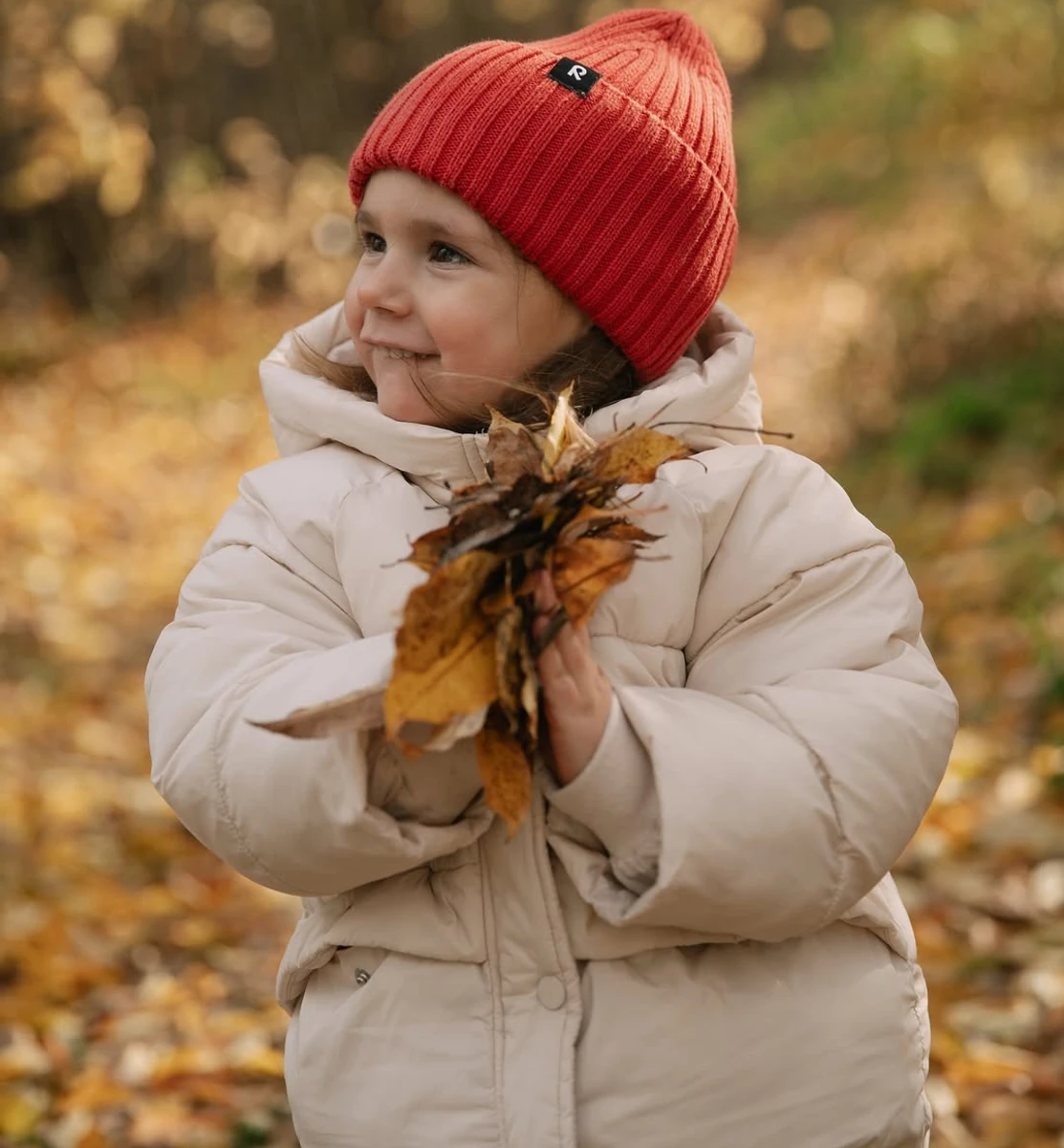 Світлана Тарабарова показала, як її доця погралася в листочками в лісі