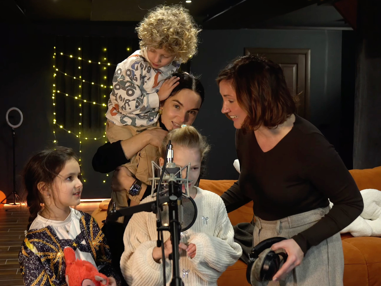 Інна Мірошниченко з сином на плечах побувала на записі пісні з Олею Цибульською