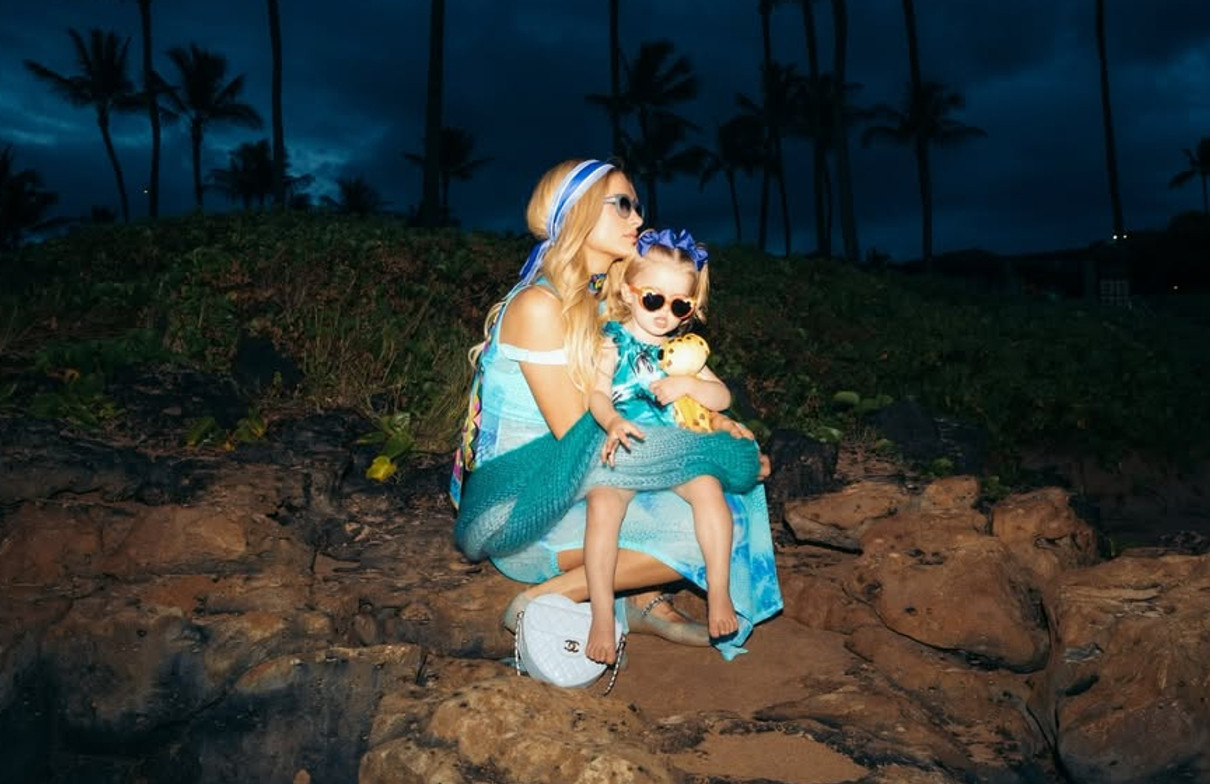 Періс Хілтон обійняла дочку на нічному пляжі