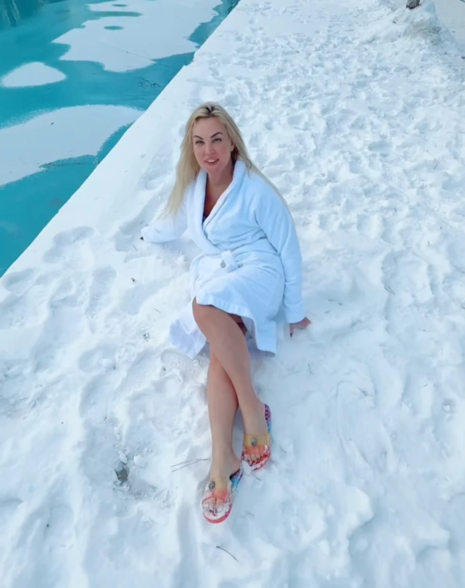 Камалія у халаті посиділа в снігу для відео