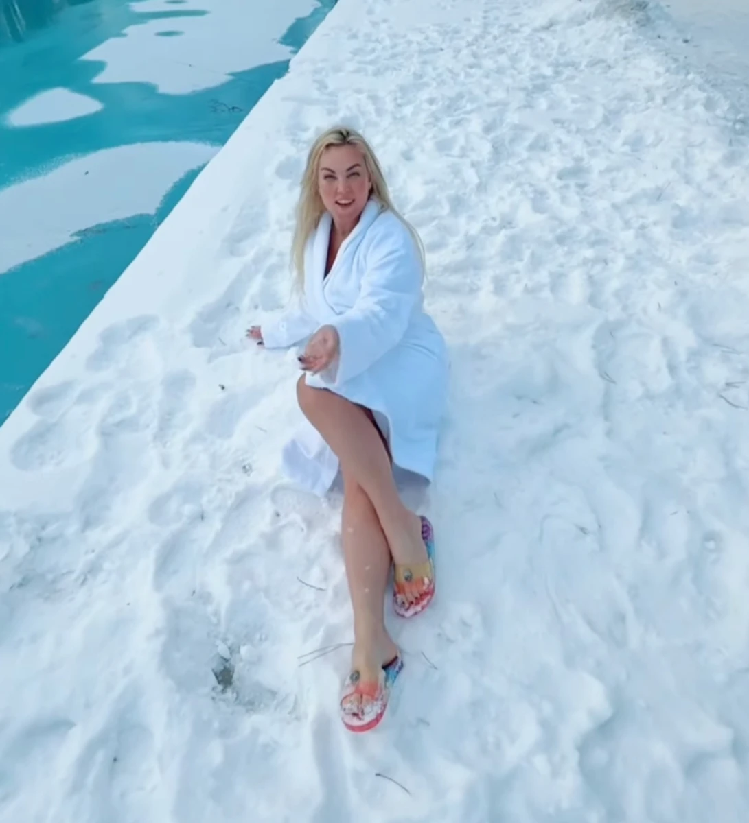 Камалія засвітила ніжки на снігу прямо на вулиці