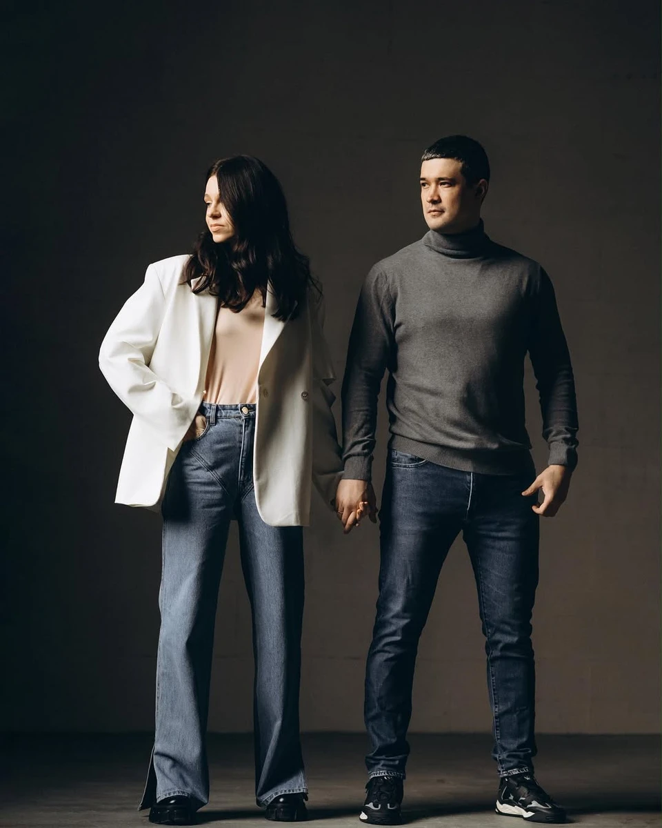 Михайло Федоров позує з дружиною