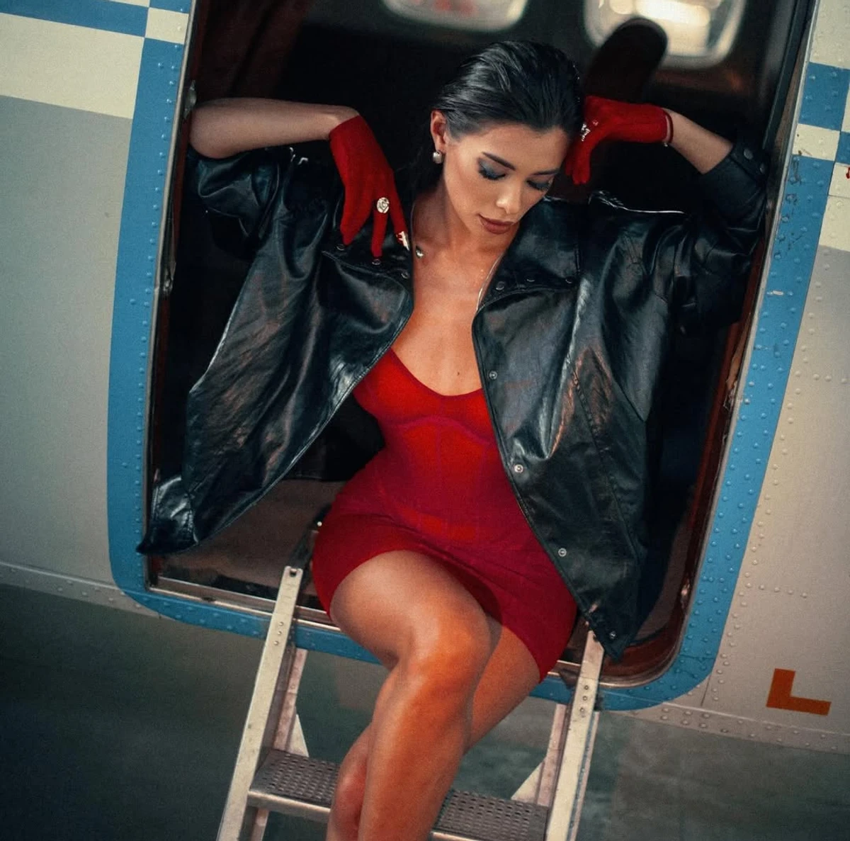 Анна Неплях у червоному міні спокусливо попозувала в літаку
