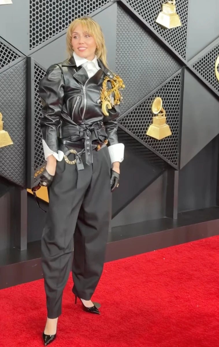 Майлі Сайрус у маскулінному костюмі попозувала на Греммі